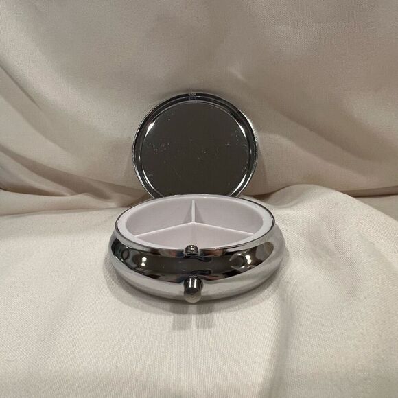 Alice in Wonderland Travel Pill Box 3 Compartment Medicine Pill Case Metal NWT - Picture 5 of 6